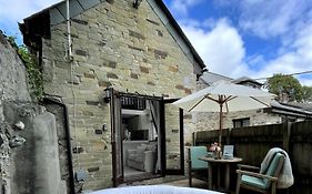 The Stables: Detached Cottage With Private Garden & Hot Tub